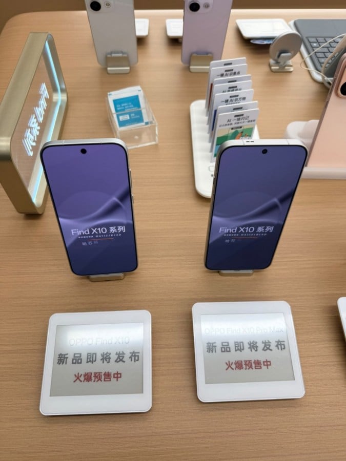 Leaked store display of OPPO Find X10 and Find X10 Pro Max with pre-sale placards in China